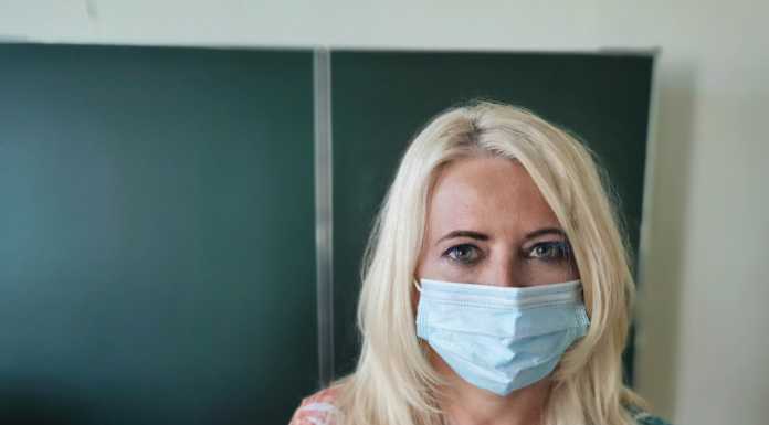 Vaccinazioni Covid, lunedì si inizia con il personale delle scuole