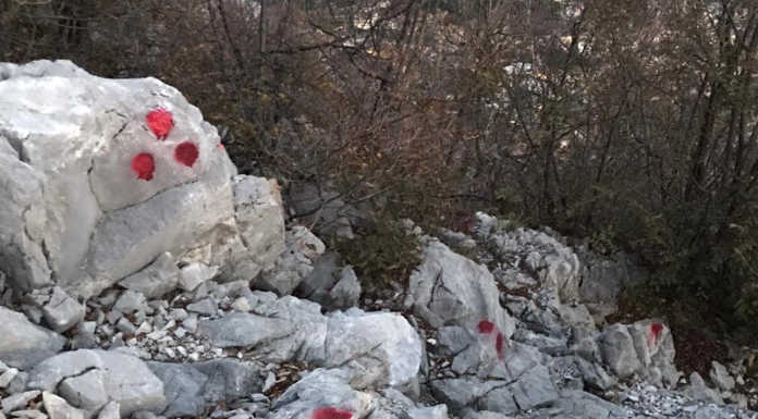 San Martino, sul sentiero Silvia compaiono nuovi ‘bolli’ rossi. La segnalazione