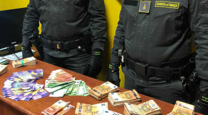 Como. Fermato dalla finanza, scoperto denaro nel doppio fondo del cruscotto finanza soldi