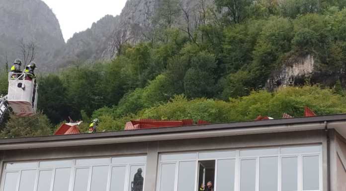 Laorca. La bufera di vento danneggia il tetto dell’ex scuola