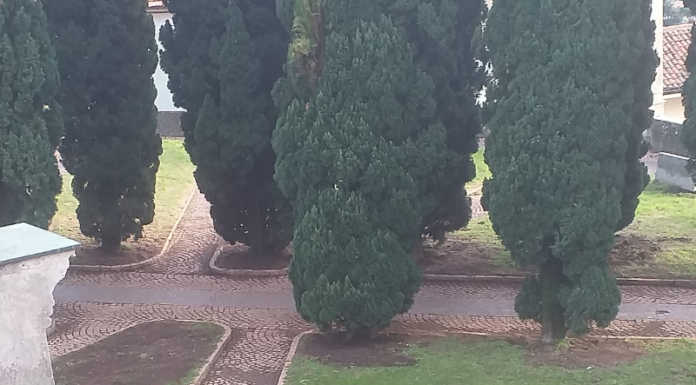 Rancio. Il Gruppo Antincendio ripulisce i vialetti del parco davanti al cimitero