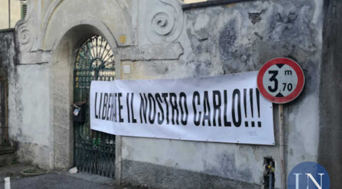 Airuno, uno striscione per Carlo Gilardi. Il sindaco: “Lo incontrerò presto”