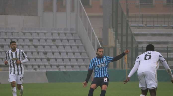 Calcio Serie C. Lecco frenato dalla Juventus Under 23 Marotta in azione (credit foto Calcio Lecco 1912)