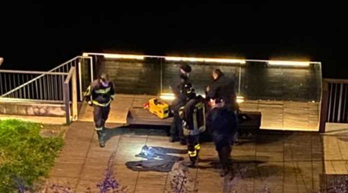 Malgrate. Trovati degli indumenti in riva del lago, scattano le ricerche