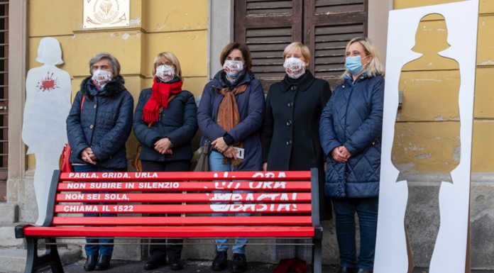 Merate, una panchina rossa per dire Ora basta. E il Comune si illumina di arancione