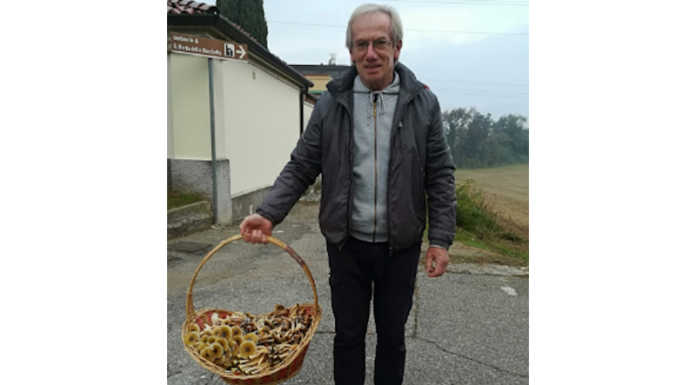 Paderno, ricco bottino di funghi per il custode del Santuario della Rocchetta