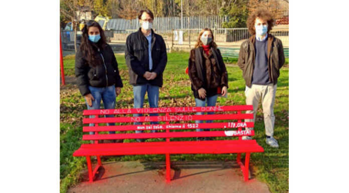 Anche a Paderno posizionata con Ora Basta una panchina rossa