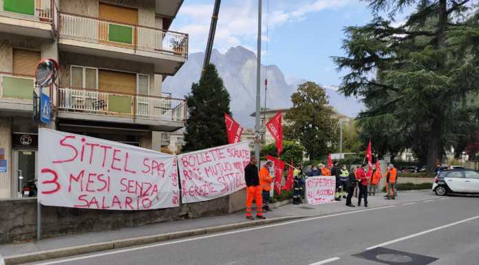 Il presidio dei lavoratori della Sittel di Colico: “Da tre mesi senza stipendio”