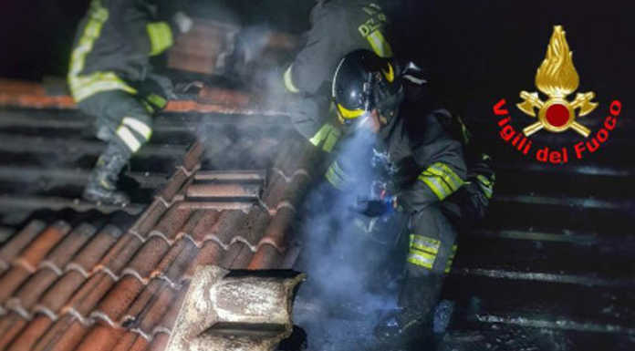Barzio, a fuoco il tetto di un’abitazione, lungo intervento dei Vigili del Fuoco