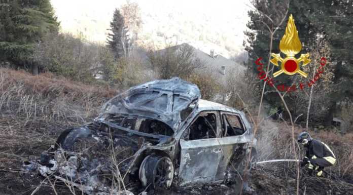Centro Valle Intelvi, durante la prova di un rally auto esce di strada e prende fuoco