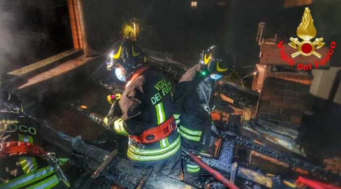 Tetto in fiamme in serata ad Abbadia, intervengono i pompieri