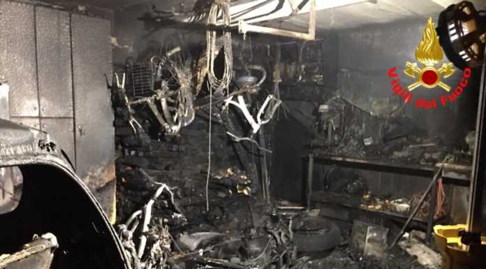 Rancio, incendio in un garage: a fuoco quattro auto e una moto