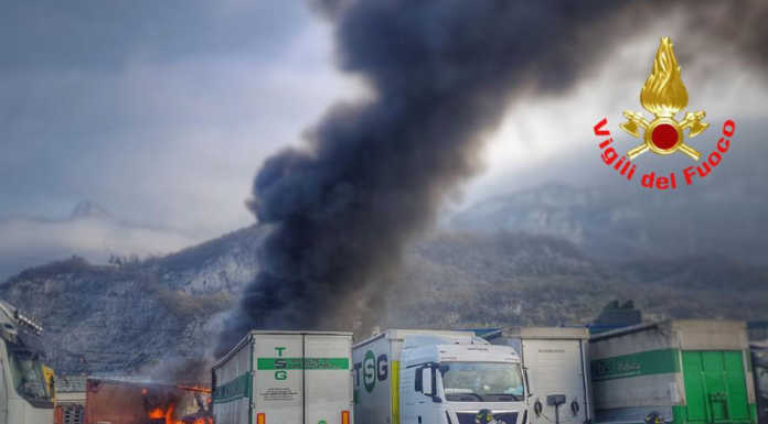 Lecco. Grosso incendio nel deposito camion del Bione