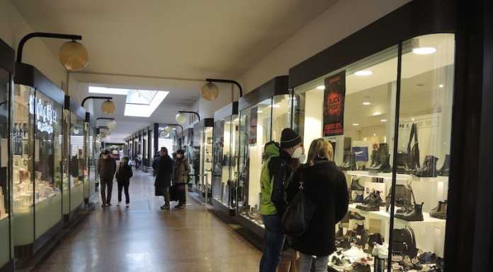 Si torna in zona “arancione” per un giorno. Possono riaprire i negozi