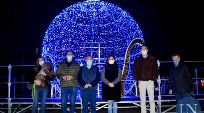Calolzio. La piazza si illumina per Natale: “Un po’ di serenità in un anno difficile”
