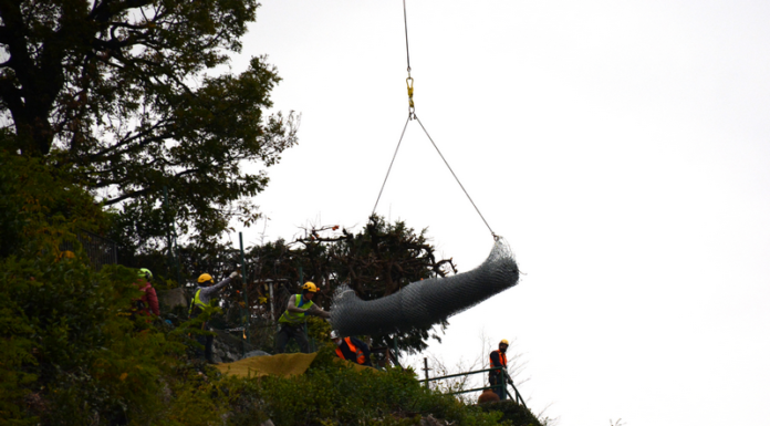 Mandello, elicottero e rocciatori al lavoro sopra la strada provinciale (VIDEO)