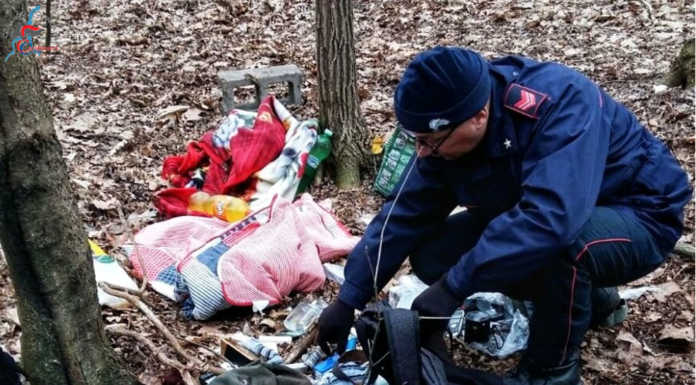 Merone, smantellato un bivacco degli spacciatori nel bosco