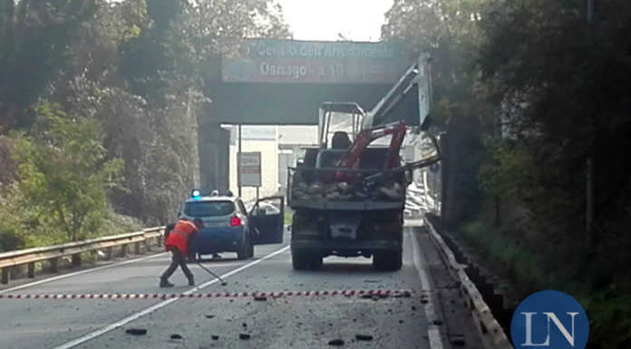 Camion urta il ponte della ferrovia. Chiusa per alcune ore la Sp72 a Olginate