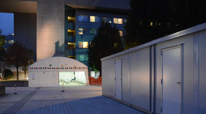 Tamponi: al Bione le tende dell’esercito. In ospedale arrivati i container