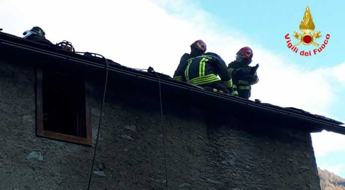 Premana. In fiamme il tetto di un’abitazione in via Varrone