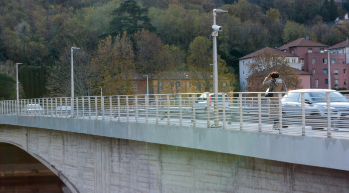 Si butta dal ponte Kennedy, 63enne salvato da Polizia e Carabinieri
