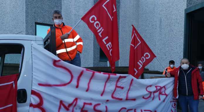 Colico, lavoratori Sittel ancora senza stipendio. Presidio fuori dall’azienda