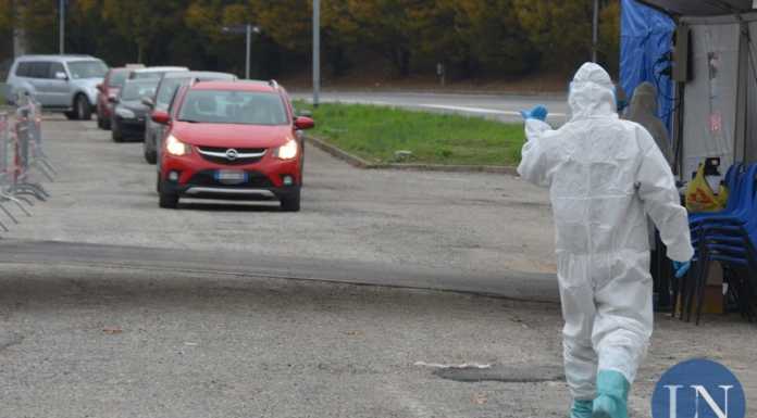 Lecco, il vento costringe allo stop il punto tamponi del Bione