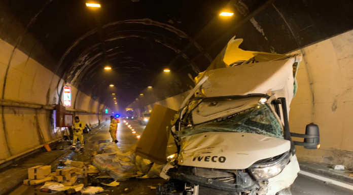 Il furgone di un corriere si ribalta in galleria. SS36 chiusa sul lago (ora riaperta)