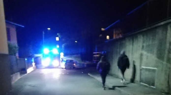 Ballabio, scintille e fiamme da un traliccio. Blackout in serata