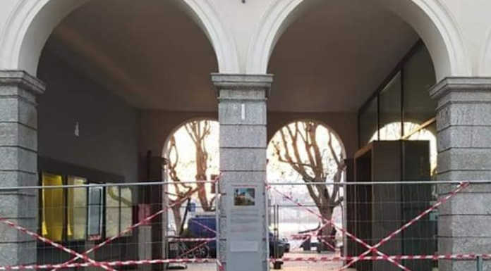 Porticato in piazza sbarrato per lavori, il centrodestra: “Scusa per allontanare i senzatetto”