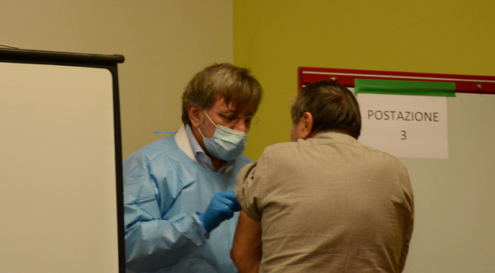 Vaccini Covid over 80, la Regione anticipa al 18 e “spiazza” i territori. Serve personale