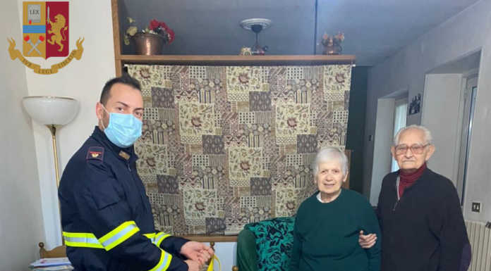 Agente fuori servizio porta la spesa agli anziani, il loro ‘grazie’ al Questore