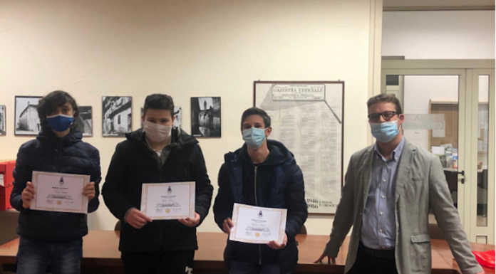 Airuno, ecco le borse di studio. Mascherina dell’Avis per i ragazzi premiati