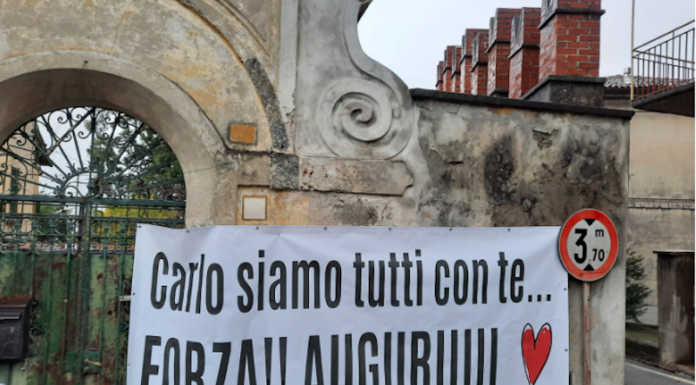 Gli auguri di Airuno al professor Carlo Gilardi con un nuovo striscione: “Forza”