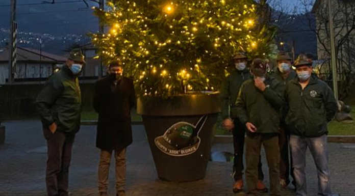 A Olginate si accendono le luci natalizie e l’albero: “Un segno di speranza”
