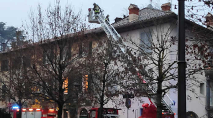 Calco, incendio di una canna fumaria: intervento dei Vigili del Fuoco ad Arlate