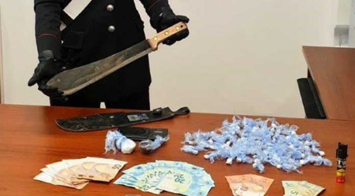 Aveva 110 grammi di droga e un machete, i Carabinieri arrestano un 24enne