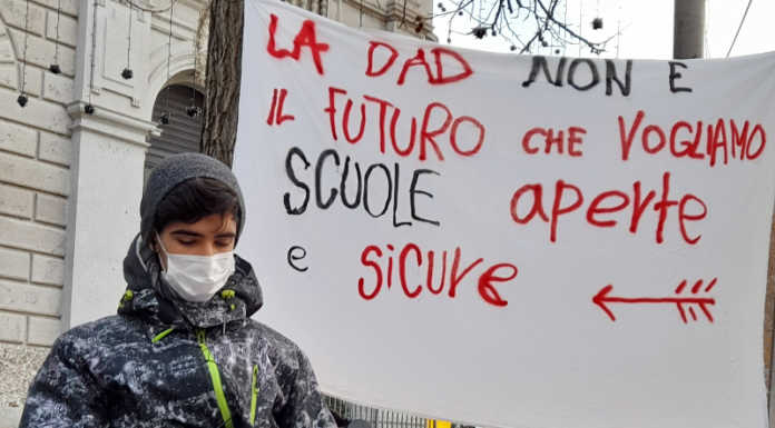 Lecco. L’Unione degli Studenti fa lezione in piazza: “Priorità alla scuola”