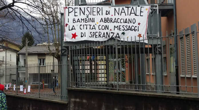 A Germanedo i bambini delle elementari colorano la via con messaggi di speranza