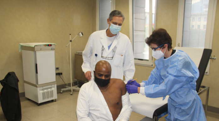 Vaccino Covid. L’infermiere Moretti il primo dei vaccinati all’ospedale di Lecco