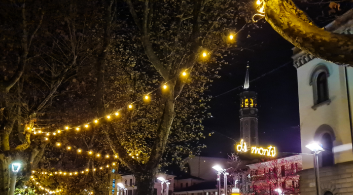 Accese le luminarie natalizie in centro Lecco, illuminato anche il lungolago