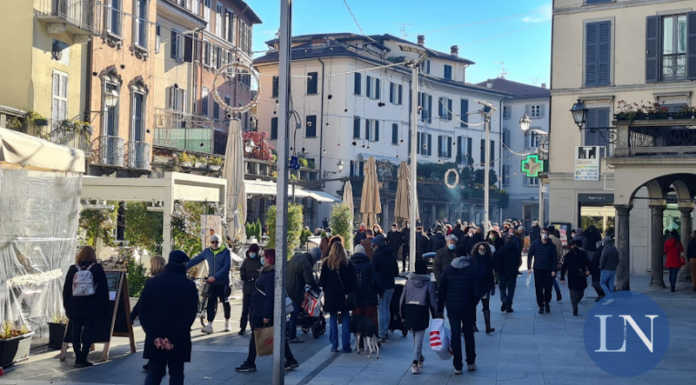 Dopo il lockdown primo giorno di zona gialla a Lecco: tanta gente in centro e code sul lungolago