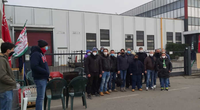 Ai lavoratori Voss Osnago la solidarietà degli altri operai: una colletta per panettoni e spumante