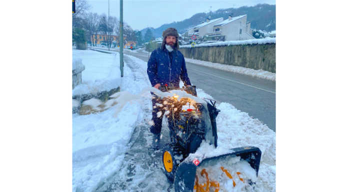 Santa Maria Hoè, il sindaco pulisce i marciapiedi dalla neve