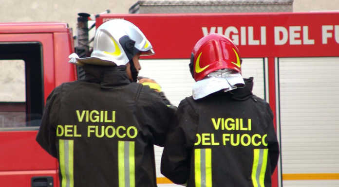 Lecco, bimbo rimane chiuso in auto, salvato dai Vigili del Fuoco