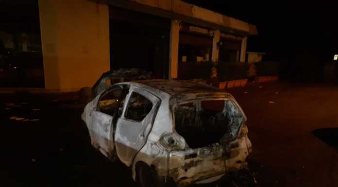 Incendio a Olginate, auto divorata dalle fiamme nella notte in via Spluga