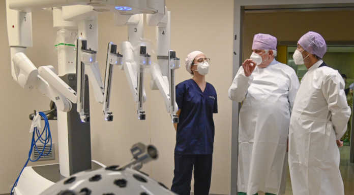 Fontana all’Ospedale di Lecco, presentato il robot ‘Da Vinci’. Critiche dai sindacati