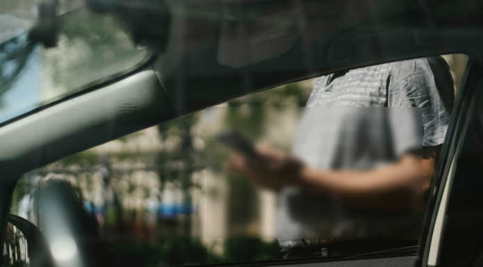 Nibionno: ladro sfonda il vetro dell’auto e ruba una borsa all’interno