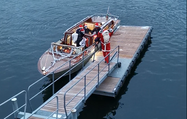 Varenna. Babbo Natale arriva dal lago per portare i doni ai bambini