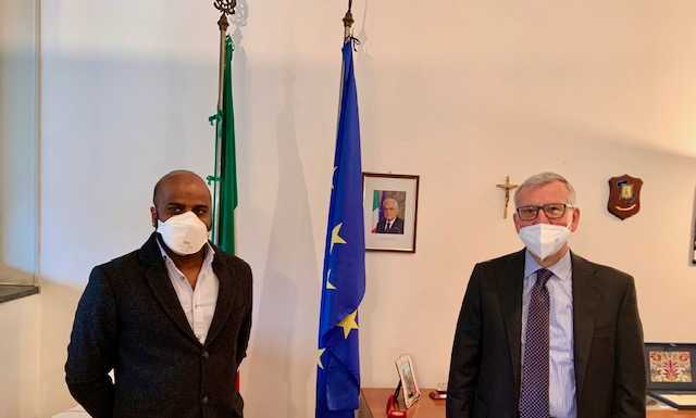 Vittima di insulti razzisti, all’infermiere Moretti la solidarietà del prefetto